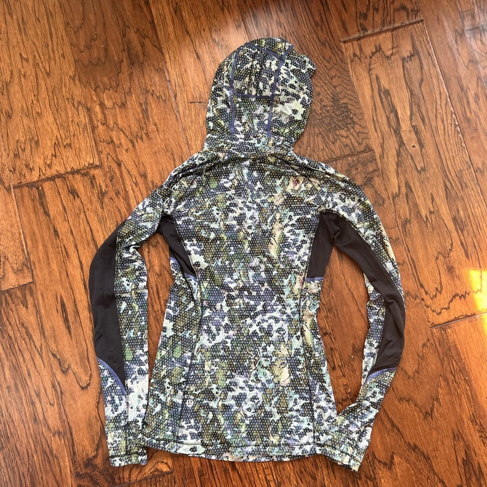 Lightweight Lululemon pullover - Picture 2 of 3